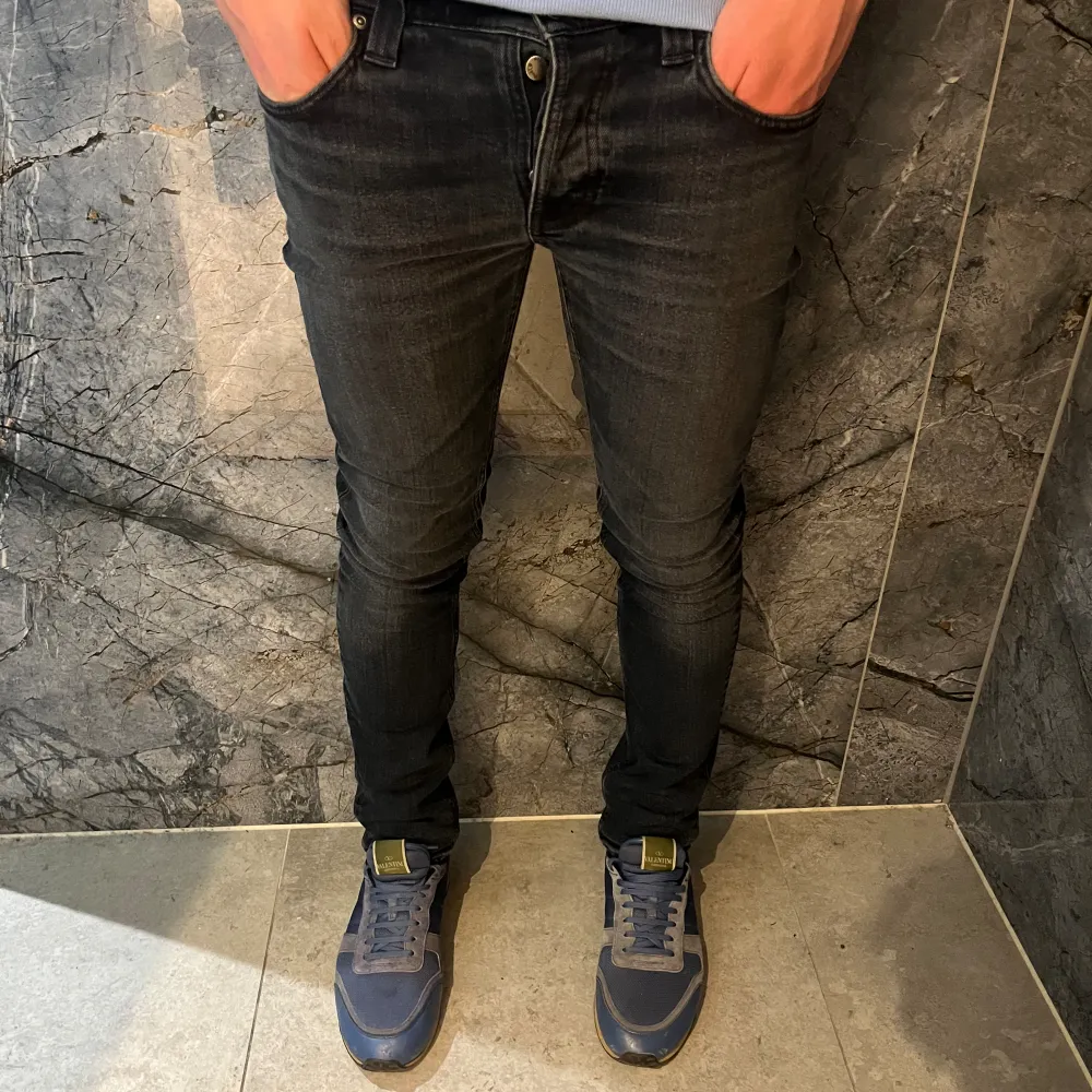 Extremt feta Nudie grim Tim i riktigt fet tvätt. Skick 9,5/10. Storlek 30W-34L. Ny pris runt 1,6. Moddellen är 178cm och väger 70. Perfekta nu inför våren. . Jeans & Byxor.