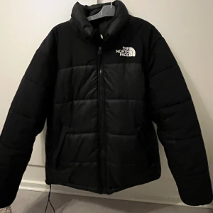 The north face puffar jacka - Säljer min north face jacka, köpte den i vintras och knappt användt den. Pris kan diskuteras!