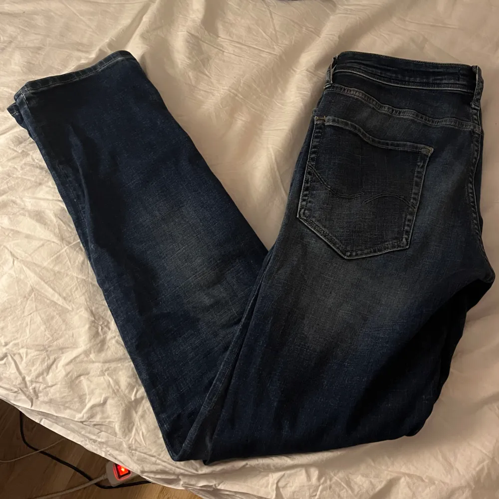 Säljer mina jack&jones jeans då de inte kommer till användning längre!  Hör av er vid frågor!. Jeans & Byxor.