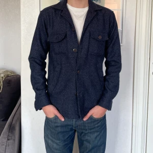 John Henric overshirt  - Super snygg John Henric överskjorta i ett tjockare stickat material, med mycket bra struktur och form.   Skjorta är i storlek S och personen på bilden är 179cm lång.   Mycket fint använt skick.