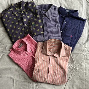 Skjortor skjortor skjortor - 5 skjortor i ett och samma paket  2 kortärmade  3 långärmade  Alla sitter som L