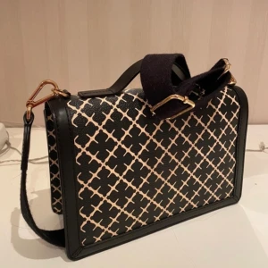 Marlene Birger handväska  - Magnetic flap closure Adjustable shoulder strap Leather trim Gold hardware Strap length 109 cm 24 x 17 x 8.5 cm