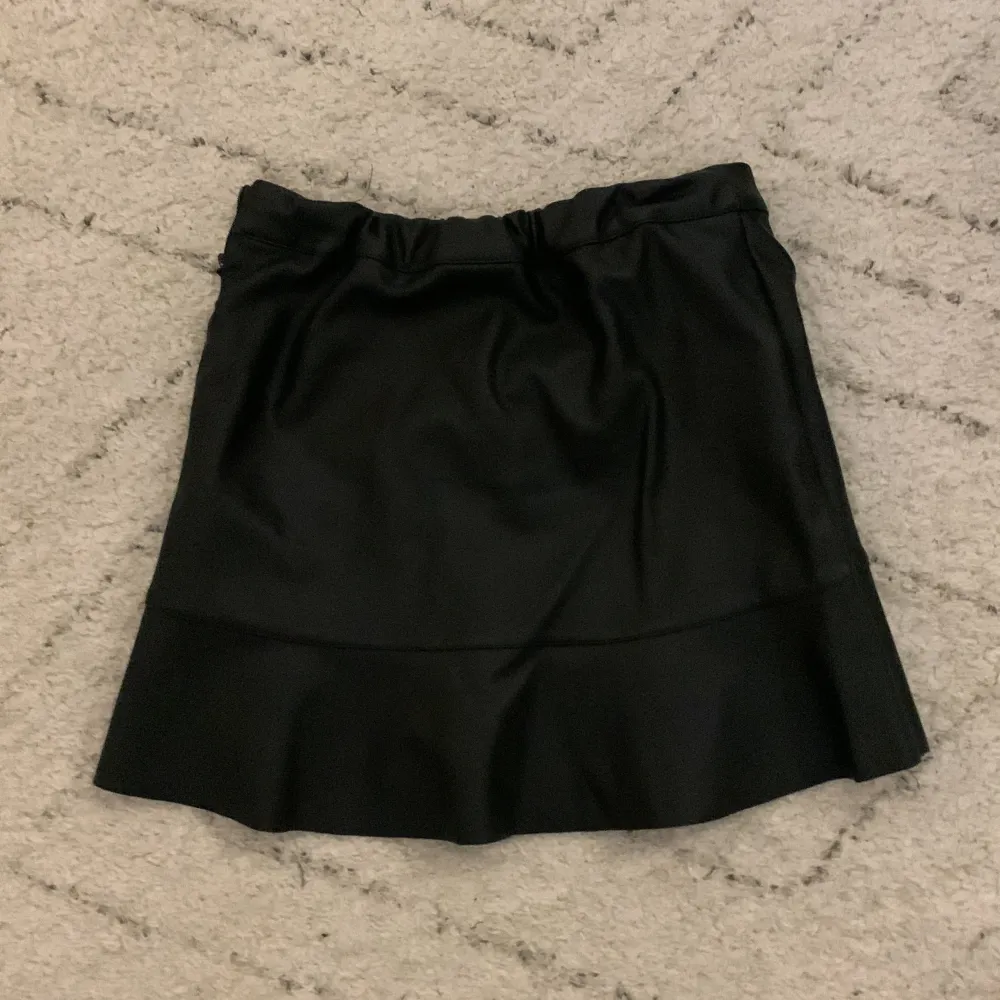 Har haft denna kjol i 1 år ungefär men den är som ny. Den är från Kappahl och storleken är 140💕. Kjolar.