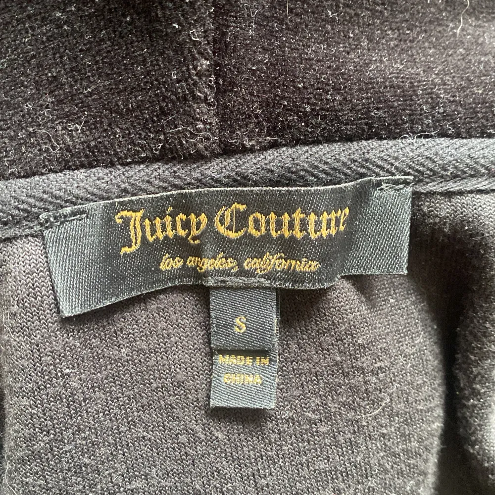 Säljer min jättefina vintage juicy couture tjöja🙏 säljer den pga att den tyvärr inte kommer till användning längre:( Tröjan är i gott skick o har inga defekter 💗. Tröjor & Koftor.
