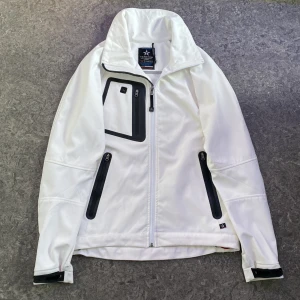 Vit jacka - En vit, lite tunnare jacka i ganska bra skick. Det finns lite små fläckar som man kan se i en av bilderna. Pris: 150kr. Storlek: M. Skicka ett meddelande vid intresse.