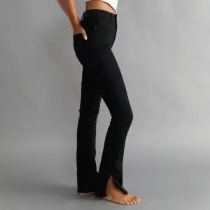 Säljer dessa Molly slit jeans från Gina storlek M. Jag är 165cm lång och dom är lite för långa för mig. Köp via ”köp nu”!💗