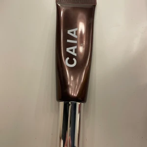 Caia liquid bronzer - Säljer nu denna Caia bronzern i färgen Maui! Den är endast använd ett fåtal gånger. Pris går att diskuteras💕