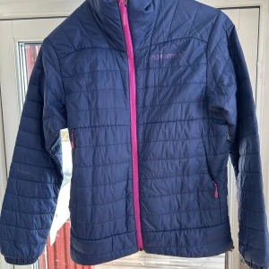 Super fin Norrøna Jacka - Säljer denna jacka då den blivit för liten för mig. Jackan är ett mellanlager/tunnare jacka. Den är i super fint skick. Bild 2 och 3 har lite konstigt ljus men det är bild 1 som stämmer i färgen. 