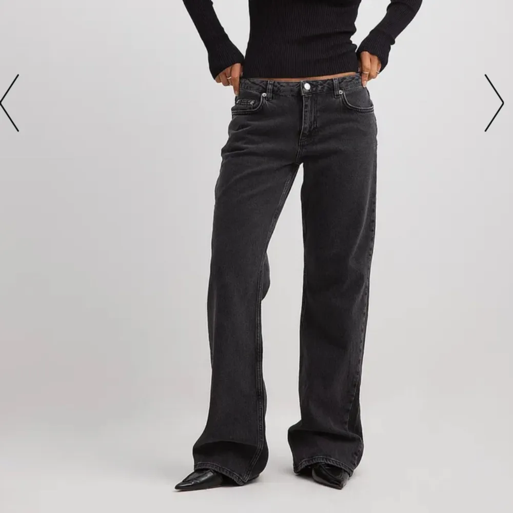 Gråa lågmidjade jeans ifrån NAKD. Jag är cirka 175cm lång och de sitter perfekt i längd på mig. Använt fåtal gånger.. Jeans & Byxor.