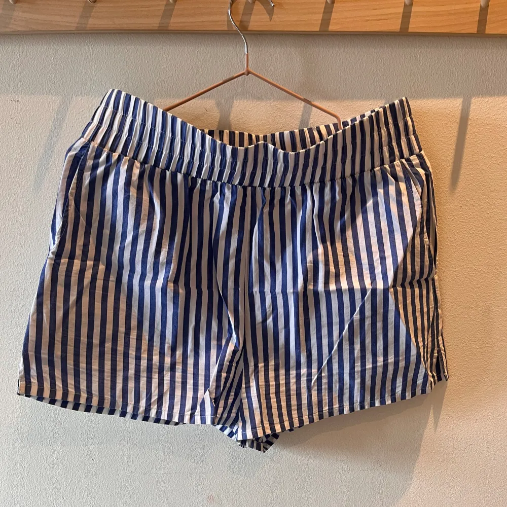 Rätt så nya shorts från Monki, sparsamtanvända med en slits och ficka på båda sidorna. Strl S. Shorts.
