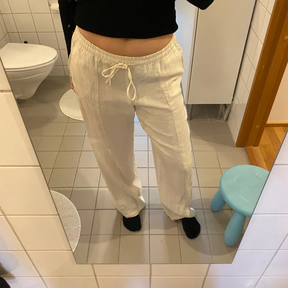 Fina byxor från Zara med låg midja och vida ben. Perfekta till sommaren!. Jeans & Byxor.