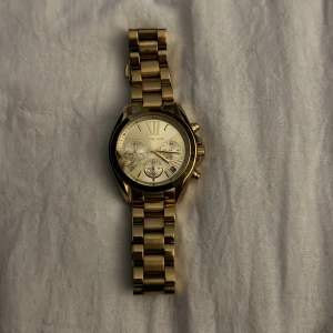Michael kors klocka  - Säljer för jag inte har nån användning av den längre , trasiga i glaset som man ser på bilden och batteriet funkar tyvär inte heller men jätte fin som accessoar . ny pris 2695kr 