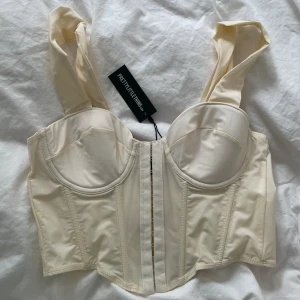 Korsett - Oanvänd med prislapp. Krämvit korsett strl S från PLT. 
