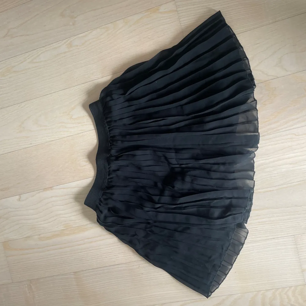 Fin enkel svart kort kjol, använd endast ett fåtal gånger🥰🖤. Kjolar.