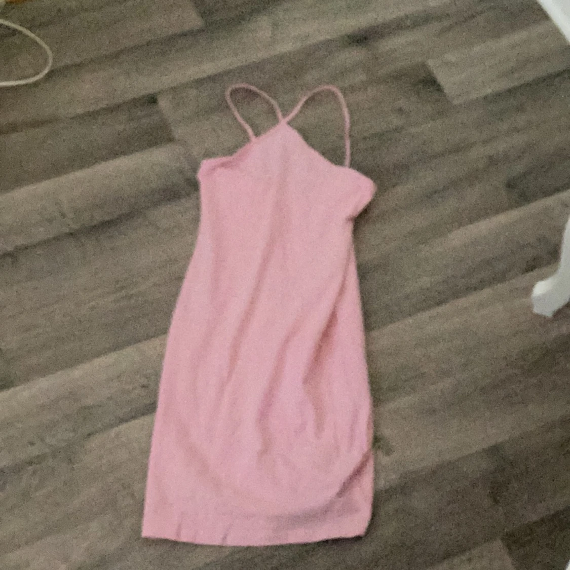Väldigt oklar bild! Fast väldigt fin klänning den är baby rosa och den kommer passa perfekt till våren och sommaren.