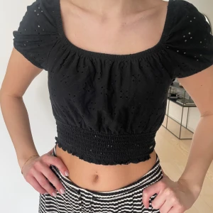 Svart kort topp - Snygg svart topp, använd få gånger🖤 