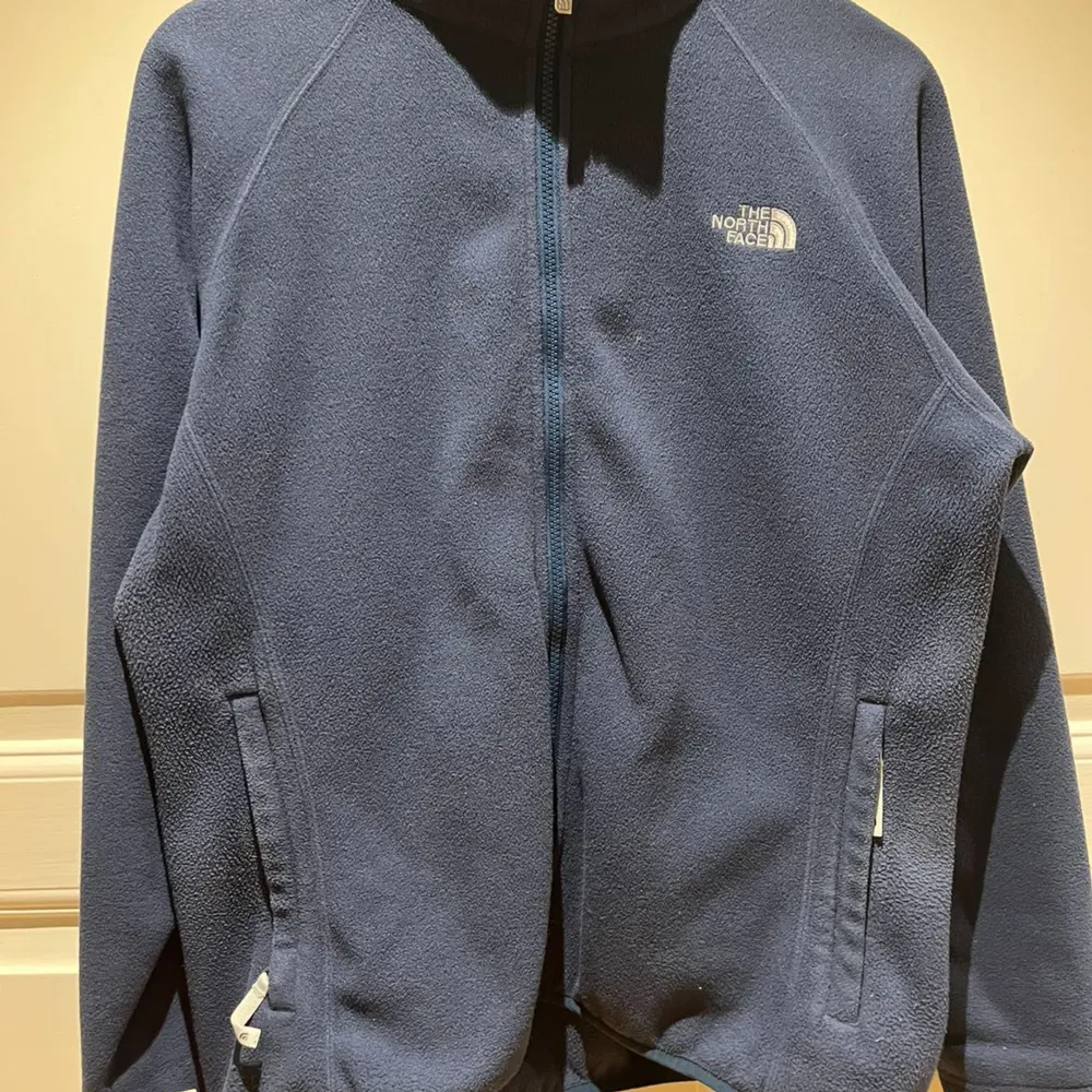 Storlek M. Fin The North Face Fleece i ett väldigt bra skick. Väldigt stilren utan några skador. Nypris 1200kr. Vårt pris 349kr + frakt.  Känner ni för att köpa flera produkter samtidigt kan vi komma överens om paketpriser och frakt🤝. Tröjor & Koftor.