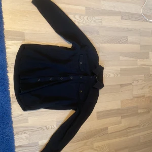 Overshirt - Jag använder den ej pågrund av den var för liten. Väldigt bra skicka, skulle säga 8/10 Nypris är 999kr