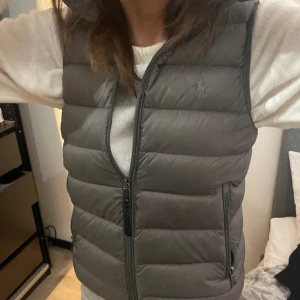 Väst  - Säljer denna västen i XS🥳