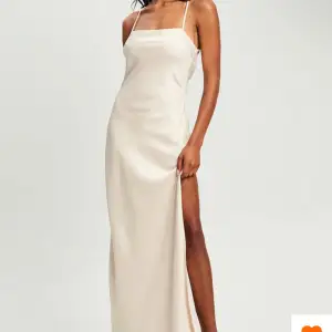 Säljer en oanvänd bal klänning med prislapp kvar, köpte för 1200kr säljer för 900kr. Är 171cm och den passar perfekt 