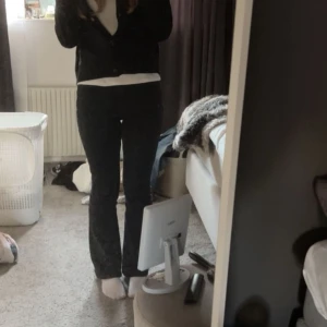 Bootcut jeans  - Svarta bootcut jeans från Zara. Storlek 34. Använt men fint skick. Jag är 164cm för referens.