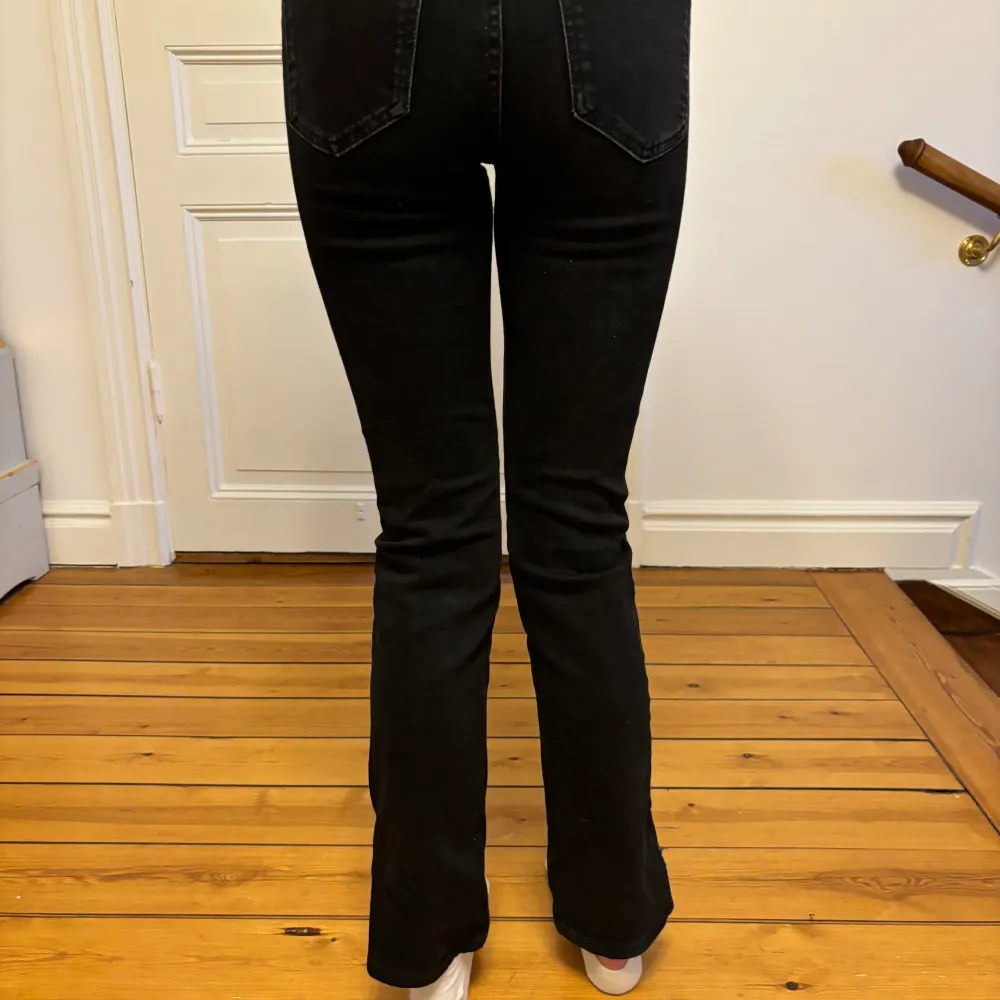 Säljer dessa svarta zara jeans med slitor . Jeans & Byxor.