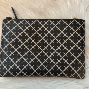 By Malene Birger  - Säljer denna fina kuvertväskan från by Malene Birger! Köpt i augusti, sparsamt använd. Nypris, 899kr💗