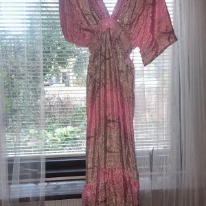 Lång klänning  - Helt ny , inköpt i Spanien . Lapp kvar  