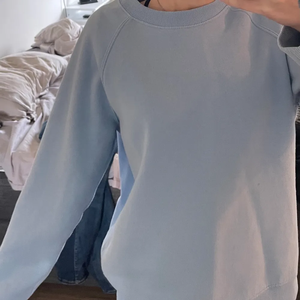 Ljusblå sweatshirt från H&M. Använd fåtal gånger men i bra skick. Stl xs. Ganska oversized. . Tröjor & Koftor.