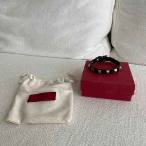 Valentino armband  - Valentino Garavani Rockstud bracelet i ”calfskin leather”. Svart med ljusguldiga nitar. Kommer i medhörande dustbag & box. Nypris: ca 3000 SEK. (Skriv för fler bilder!)