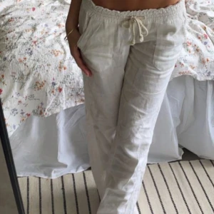 Roxy linnebyxor  - Säljer mina Roxy för att dom är för korta, första bilden är lånad ska ta bilder efter att jag strykt dom. Köpte för 600 och de är använda typ 3 gånger 