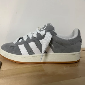Adidas campus 00           strl 41 1/3 - Nyskick aldrig använda ute.När jag fick hem dom var dom för små. Nypris ca 2100-2400 . Passar perfekt till våren. Jag tar emot bud💸💸