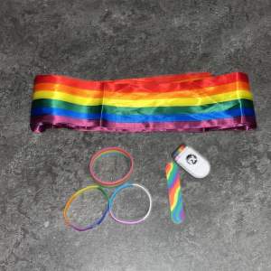 Säljer Pride armband, pansexuel, trans och Queer armband Regnbågssmink Nagelfil och Pride snöre, ca 2M köpare betalar frakt