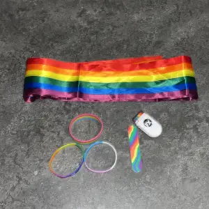 Säljer Pride armband, pansexuel, trans och Queer armband Regnbågssmink Nagelfil och Pride snöre, ca 2M köpare betalar frakt
