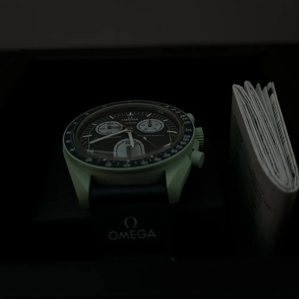 Säljer denna coola Omega Swatch mission on earth klockan. Bara använd och testad i hemmet, garanti på den livet ut.. Accessoarer.
