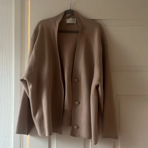 Beige kofta  - Beige kofta i mjukt material från Neo noir! 