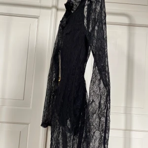 Svart klänning i spets - Svart spetsklänning som beställdes i 2 storlekar (36 & 38) till en fest men kom aldrig till användning. Prislappen sitter kvar på bägge.