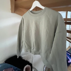 Sweatshirt  - Fin grön sweatshirt från lager 157 i storlek xs/s💗