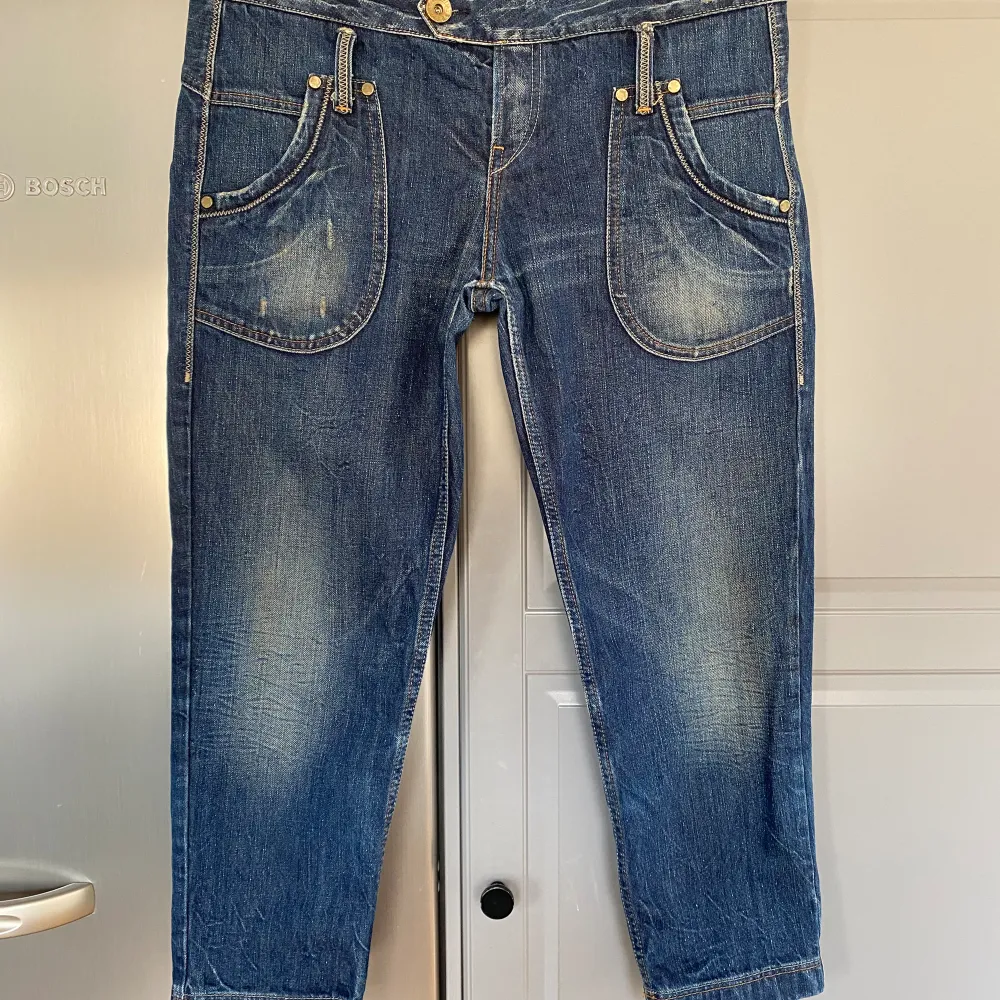 Innerbenslängd 59 cm Slitaget på jeansen är så modellen ser ut. Jeans & Byxor.