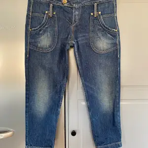 Innerbenslängd 59 cm Slitaget på jeansen är så modellen ser ut