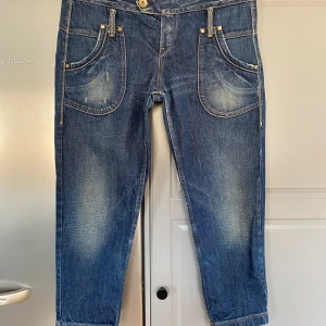 Jeans Replay dam strl midja 30” - Innerbenslängd 59 cm Slitaget på jeansen är så modellen ser ut
