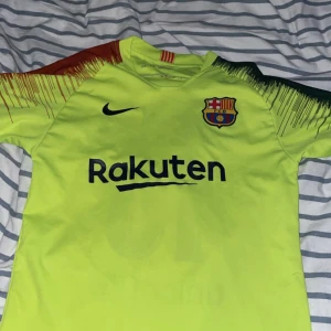 Barcelona 2018/19 bortaställ  - Ser ny ut. Använd endast några få gånger. Passar alla mellan 12-13 år åldern eller runt 165 cm lång.