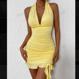 Klänning Shein - Pris kan diskuteras vid snabb affär. Plagget är i nyskick dvs använd max 1 gång om ens det💖