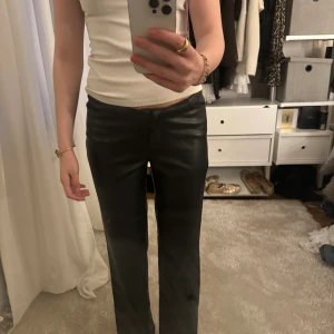  Låg midja i skinnbyxor -  Skinnbyxor man kan vika ner dem så de blir låg midja så som jag gjort på bilden kommer tyvärr inte till användning kolla dom du andra saker jag säljer jag är 168cm lång 