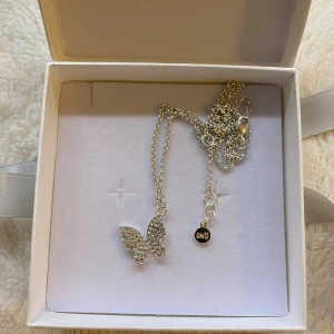 Halsband från SNÖ OF SWEDEN - Hej! Säljer detta halsband från SNÖ OF SWEDEN då jag inte använder silver längre. Detta halsband är helt i nyskick, endast testat på en gång! Om eventuella frågor dyker upp är det bara att höra av sig😊 