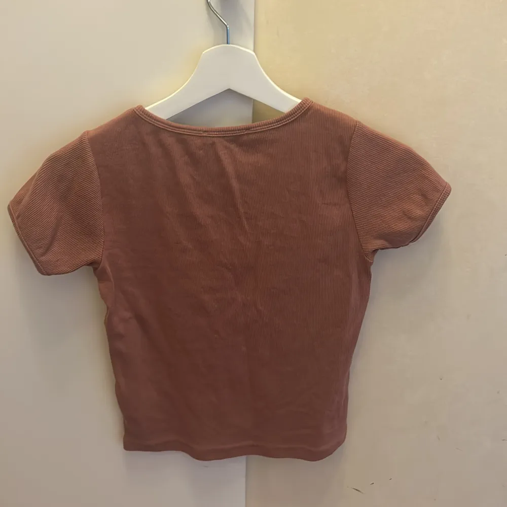 En lite mörkare gammaldags rosa tröja, Den är använd, Den är från lager 157. T-shirts.
