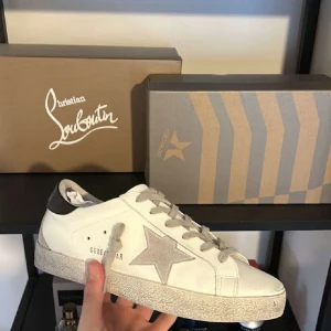 Golden goose skor - Säljer dessa riktigt feta skor. Storlek 42 inga defekter o endast använda 1 gång. 