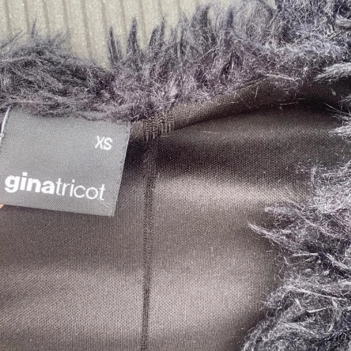 Svart lurvig kofta - 91