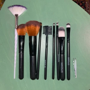 Sminkborstar - Lite olika sminkborstar + en pincett som aldrig kommer till användning. Några utav dem är använda vid något tillfälle, men alla är noggrant tvättade. Alla för 50kr