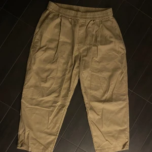 Beige Byxor ”COS” - Nypris: 1000 kr Extremt bra skick! Storlek: L